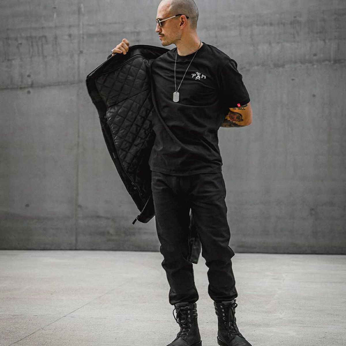 PANDO MOTO｜タタミ LT01｜レザー｜ブラック｜モデル着用