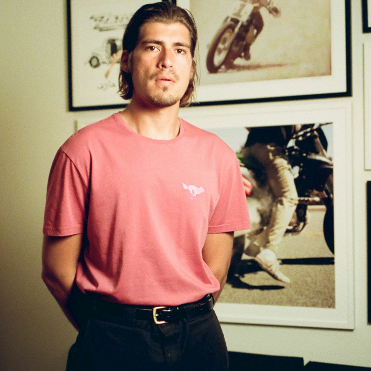 El Solitario｜ベーシック Tシャツ｜バーガンディ｜モデル着用