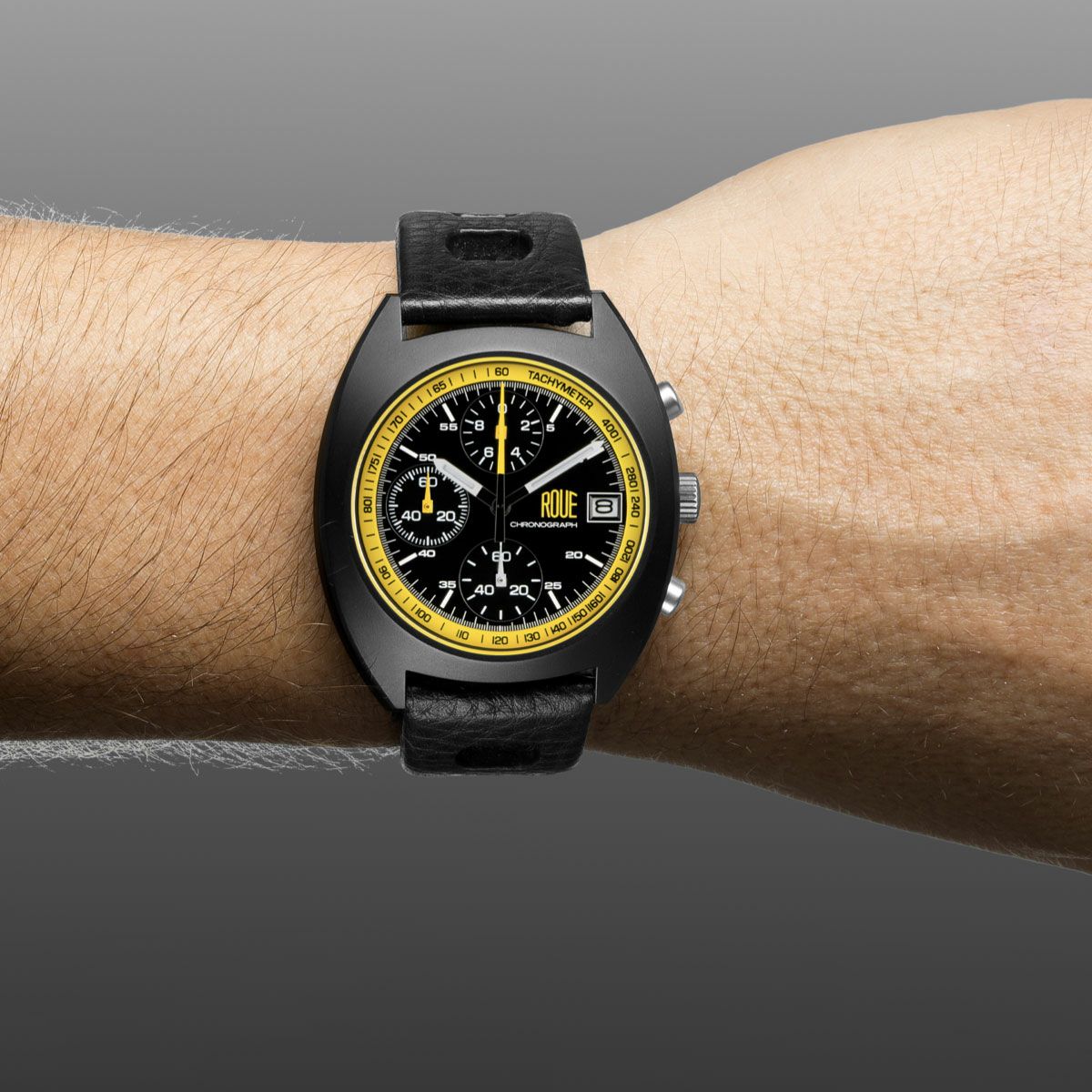 ROUE｜CHR FOUR｜時計｜オレンジ×ブラック｜モデル着用