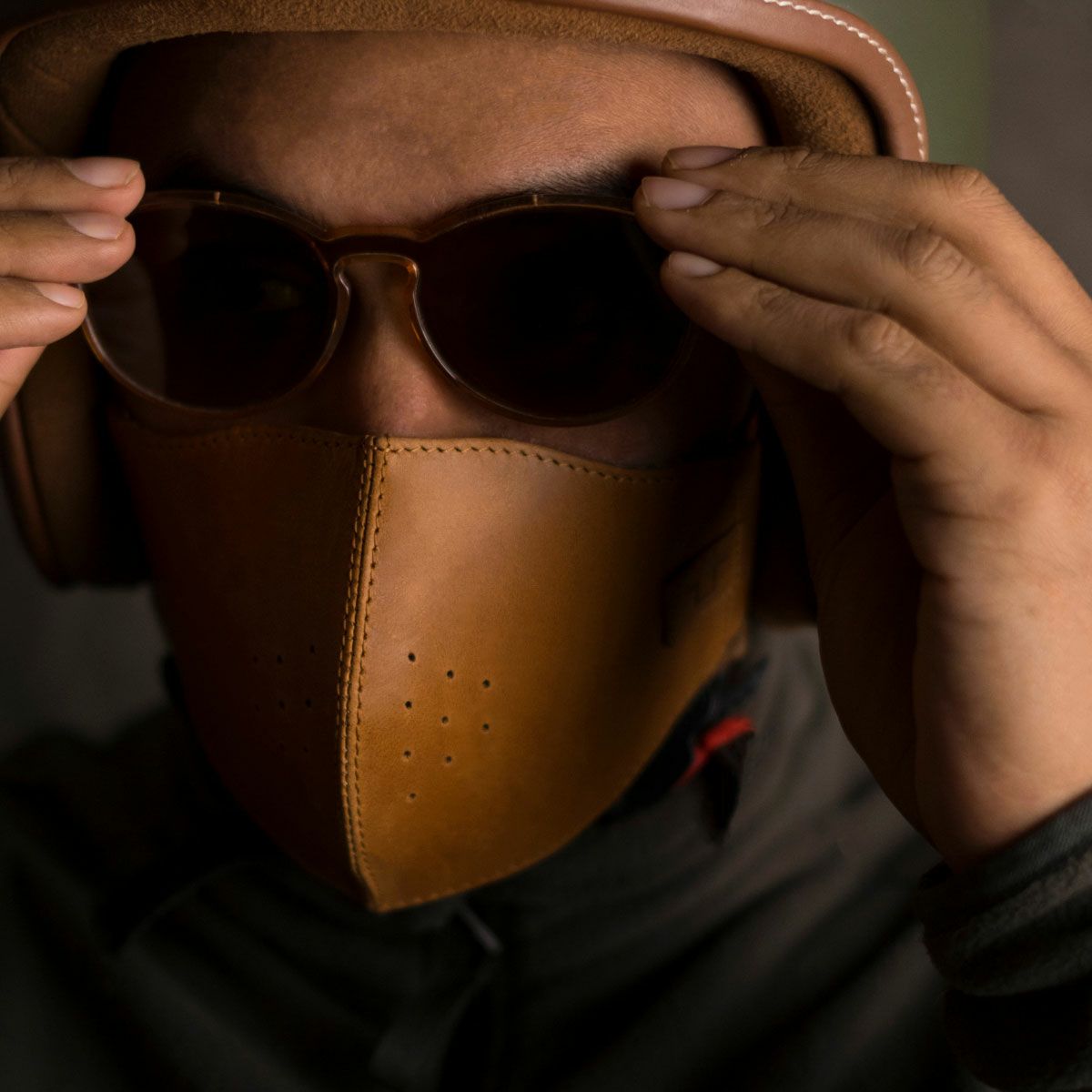 Trip Machine｜フェイス マスク｜ヴィンテージタン｜モデル着用