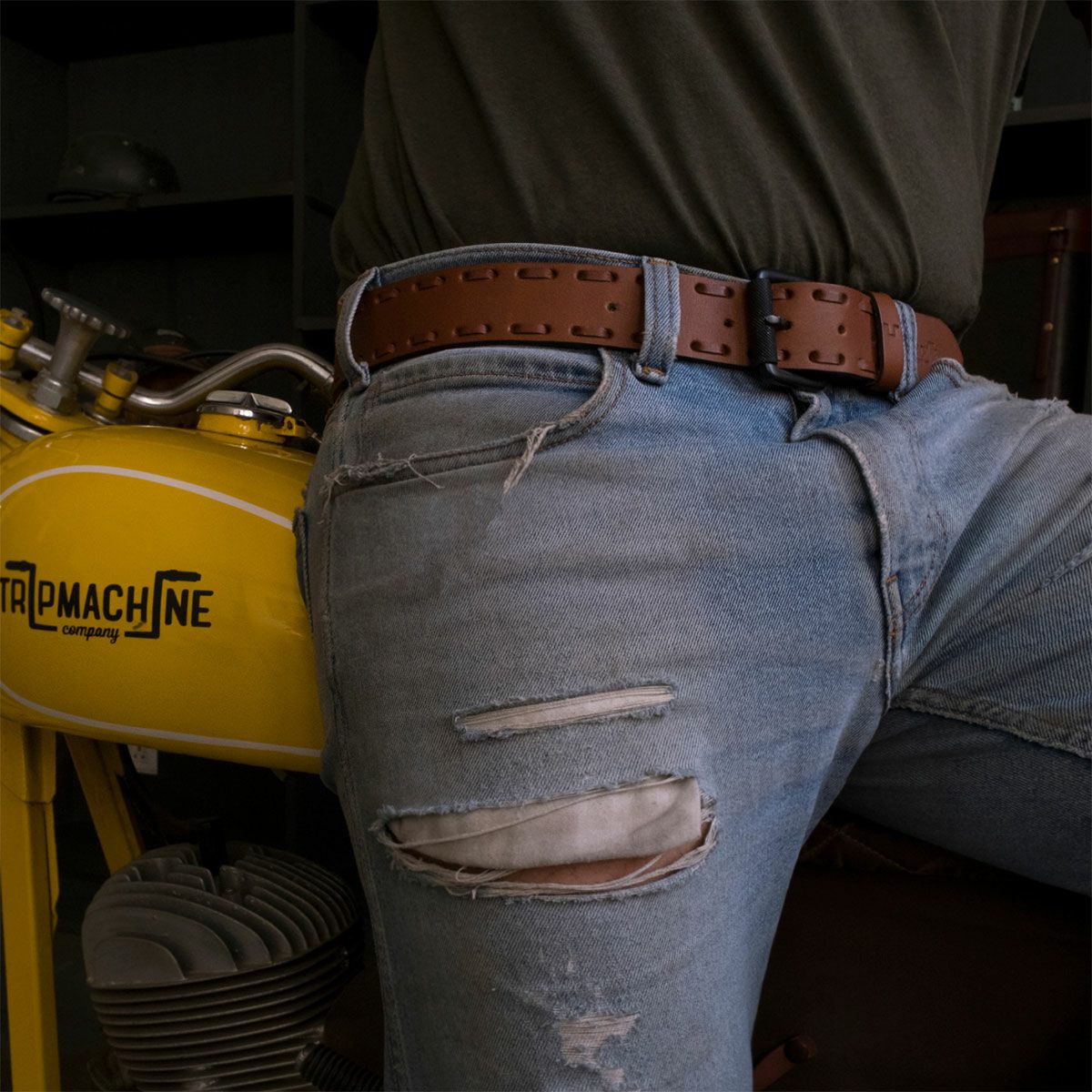 Trip Machine｜ブロンコ ベルト｜ヴィンテージタン｜モデル着用