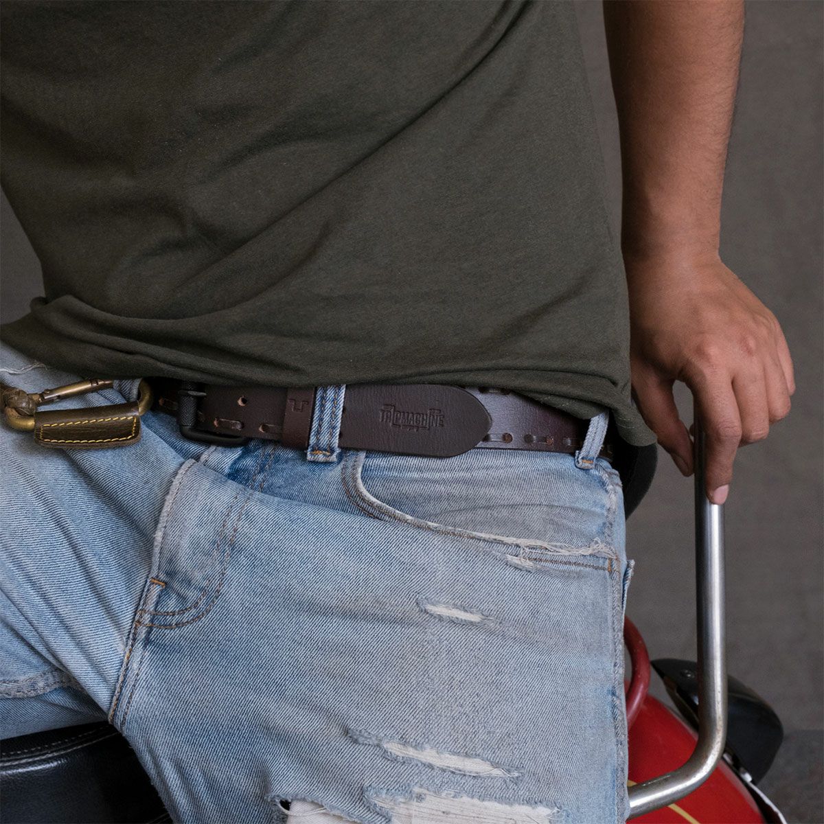 Trip Machine｜ブロンコ ベルト｜タバコブラウン｜モデル着用