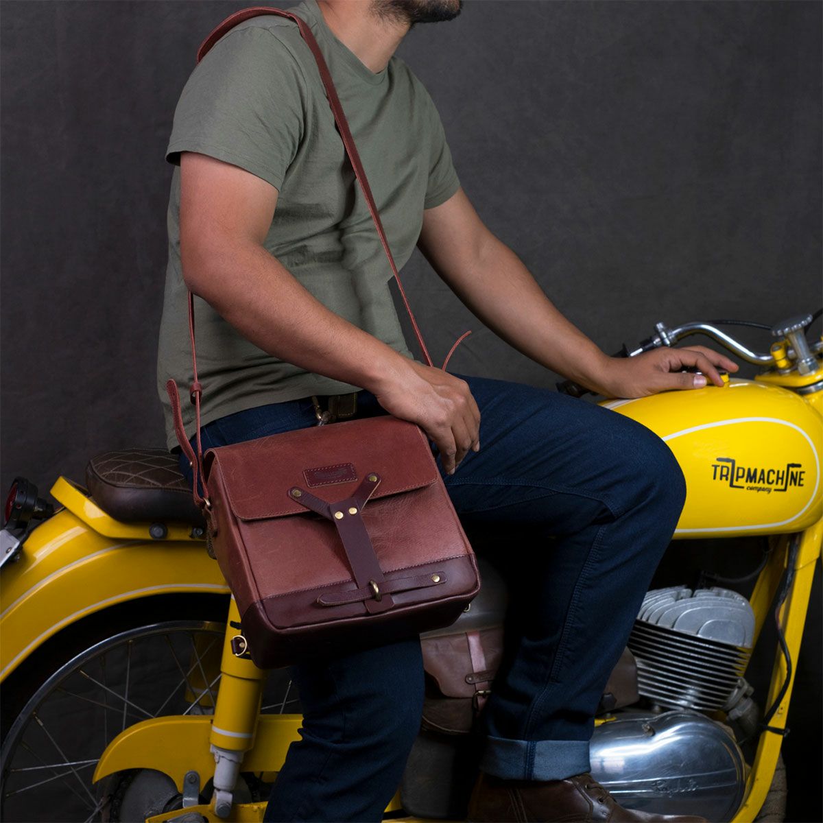 Trip Machine｜メッセンジャー バッグ｜サイドバッグ｜チェリーレッド｜モデル着用