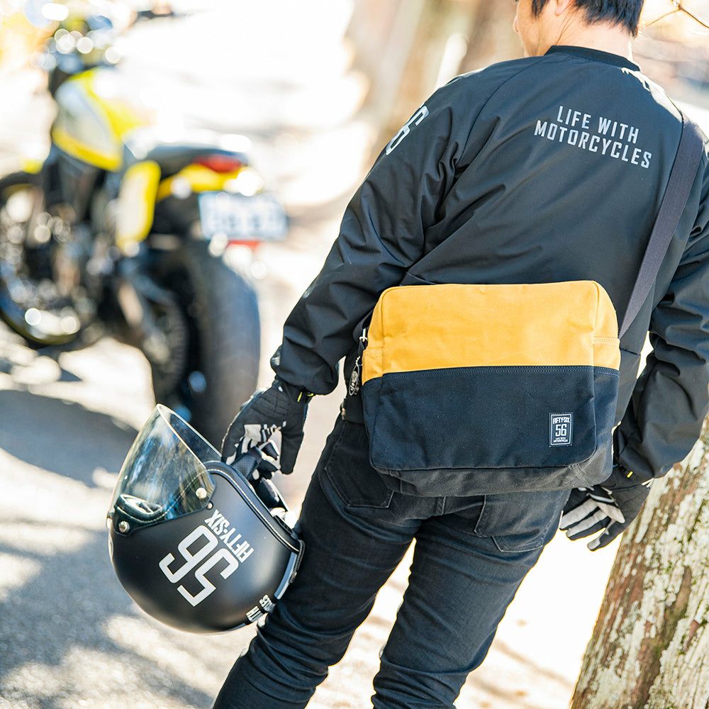 56design｜バイカラー キャンパス ショルダー バッグ｜マスタード×ブラック｜着用イメージ