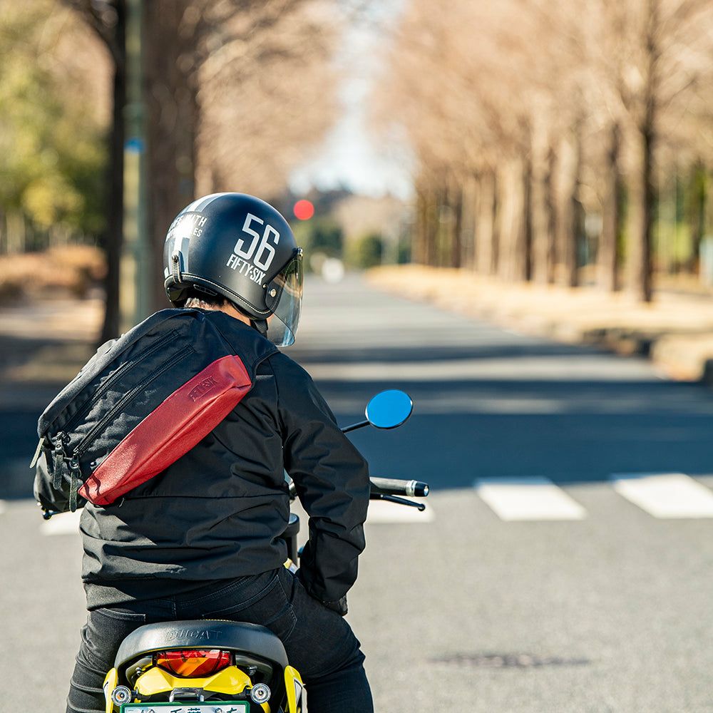 56design｜ウェスト ＆ ボディ コーデュラ バッグ｜ウエストバッグ｜レッド×ブラック｜着用イメージ