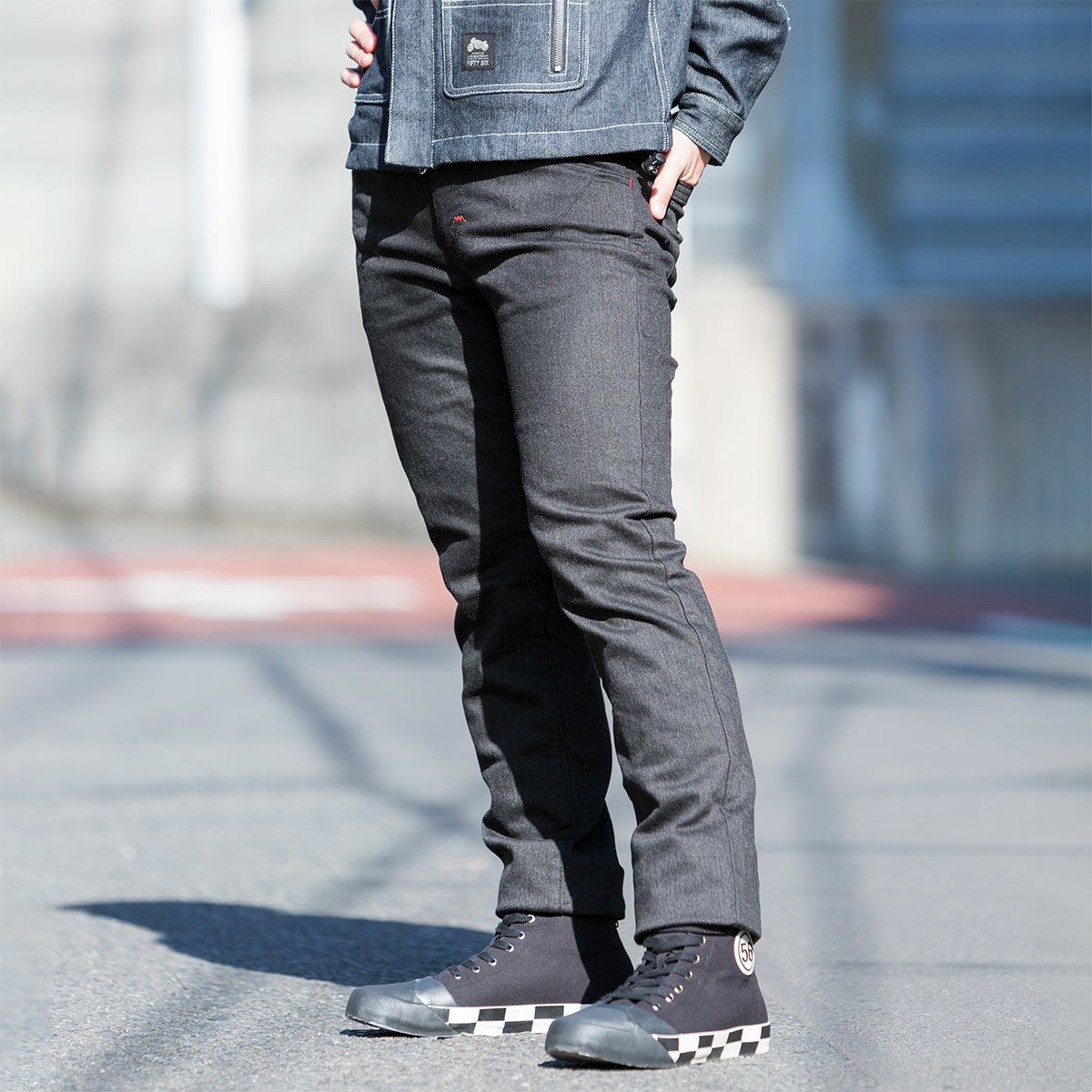 56design｜ストレッチ スリム コーデュラ デニム｜ブラック｜モデル着用