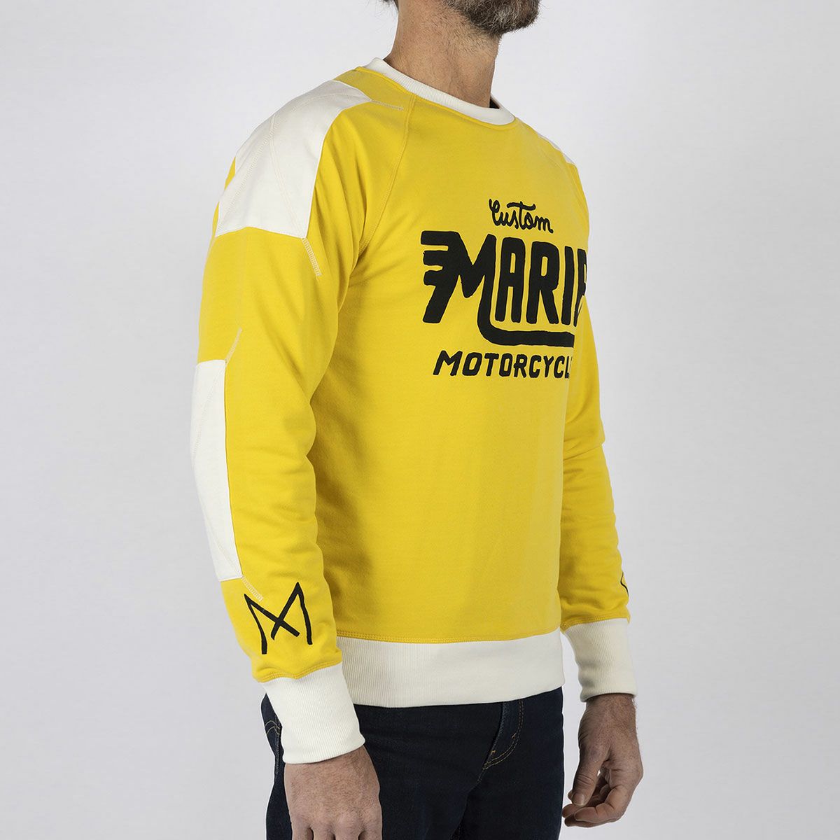 Maria Riding Company｜リージョン スウェットシャツ｜イエロー｜モデル着用