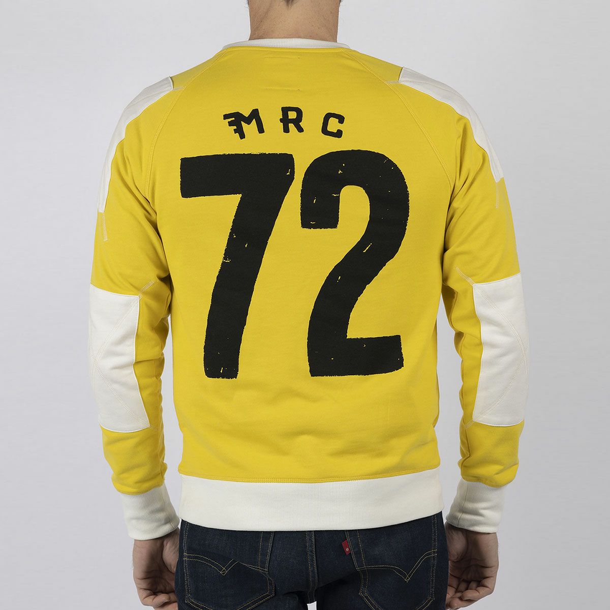 Maria Riding Company｜リージョン スウェットシャツ｜イエロー｜モデル着用