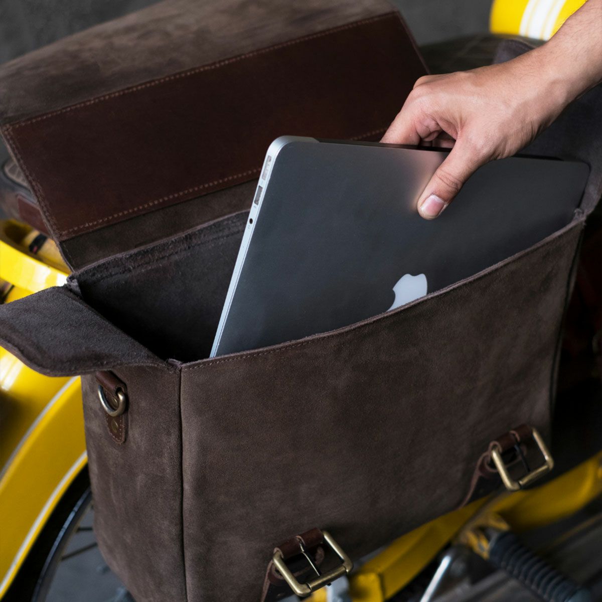 Trip Machine｜ウォーリアー サドルバッグ 2.0｜サイドバッグ｜タバコブラウン｜使用イメージ