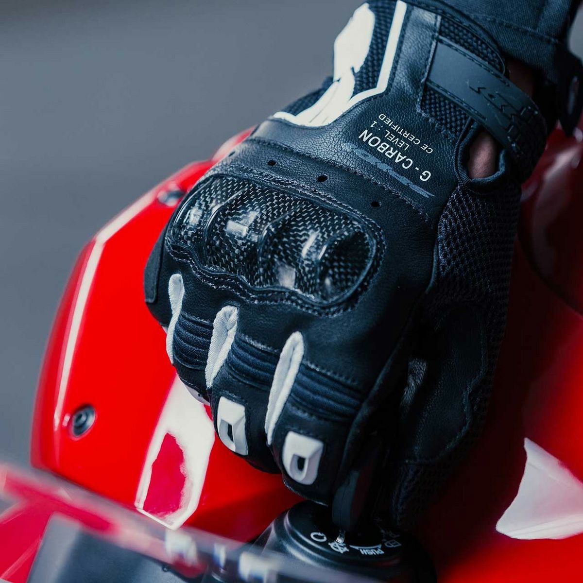 SPIDI｜G カーボン｜3シーズン｜ブラック×ホワイト｜モデル着用