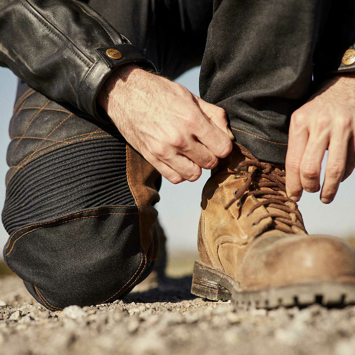 Fuel Motorcycles｜サージェント 2 ワックスド パンツ｜その他パンツ｜インディゴ｜モデル着用