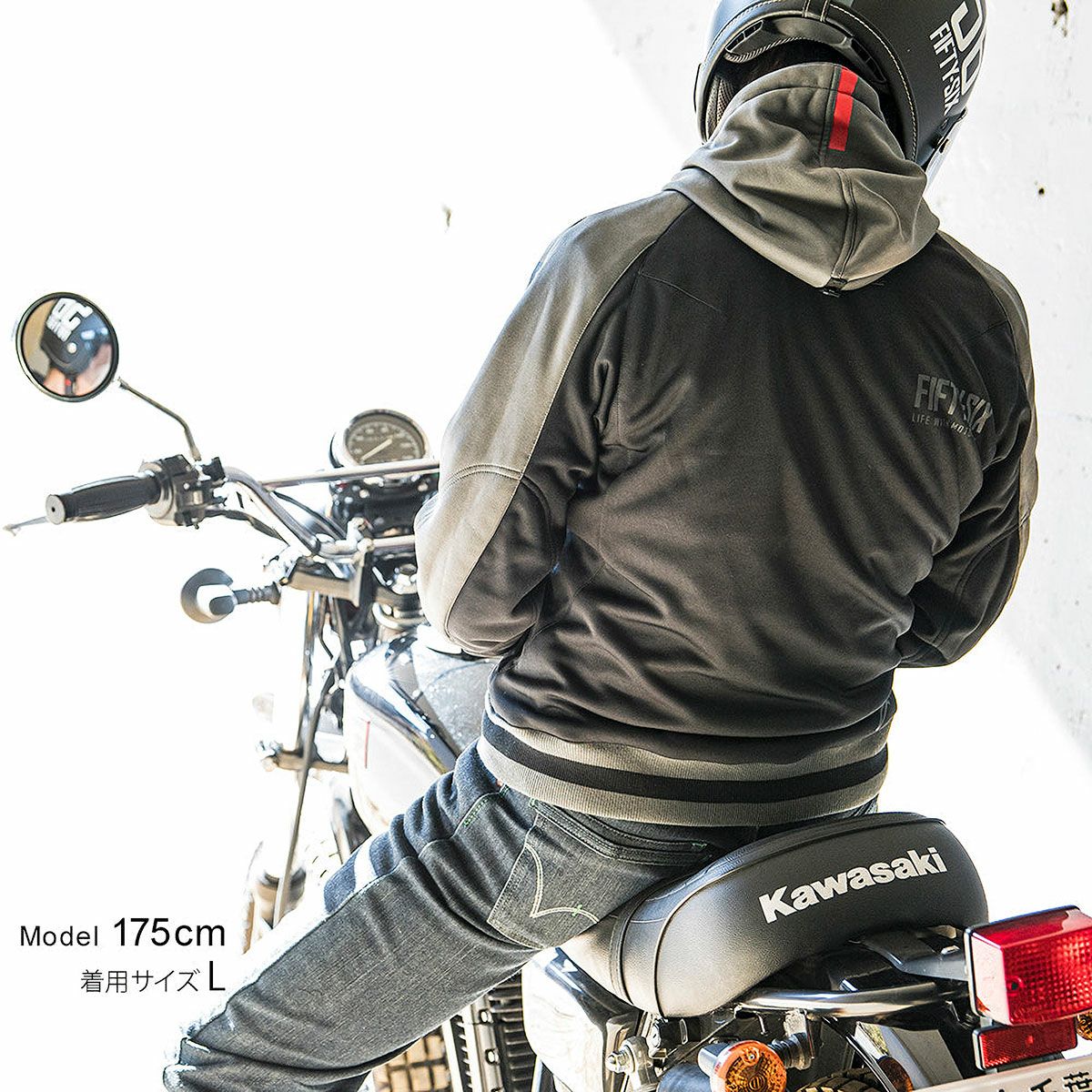 56design｜カプチーノ KF2｜ファブリック｜チャコールグレー×ブラック｜モデル着用