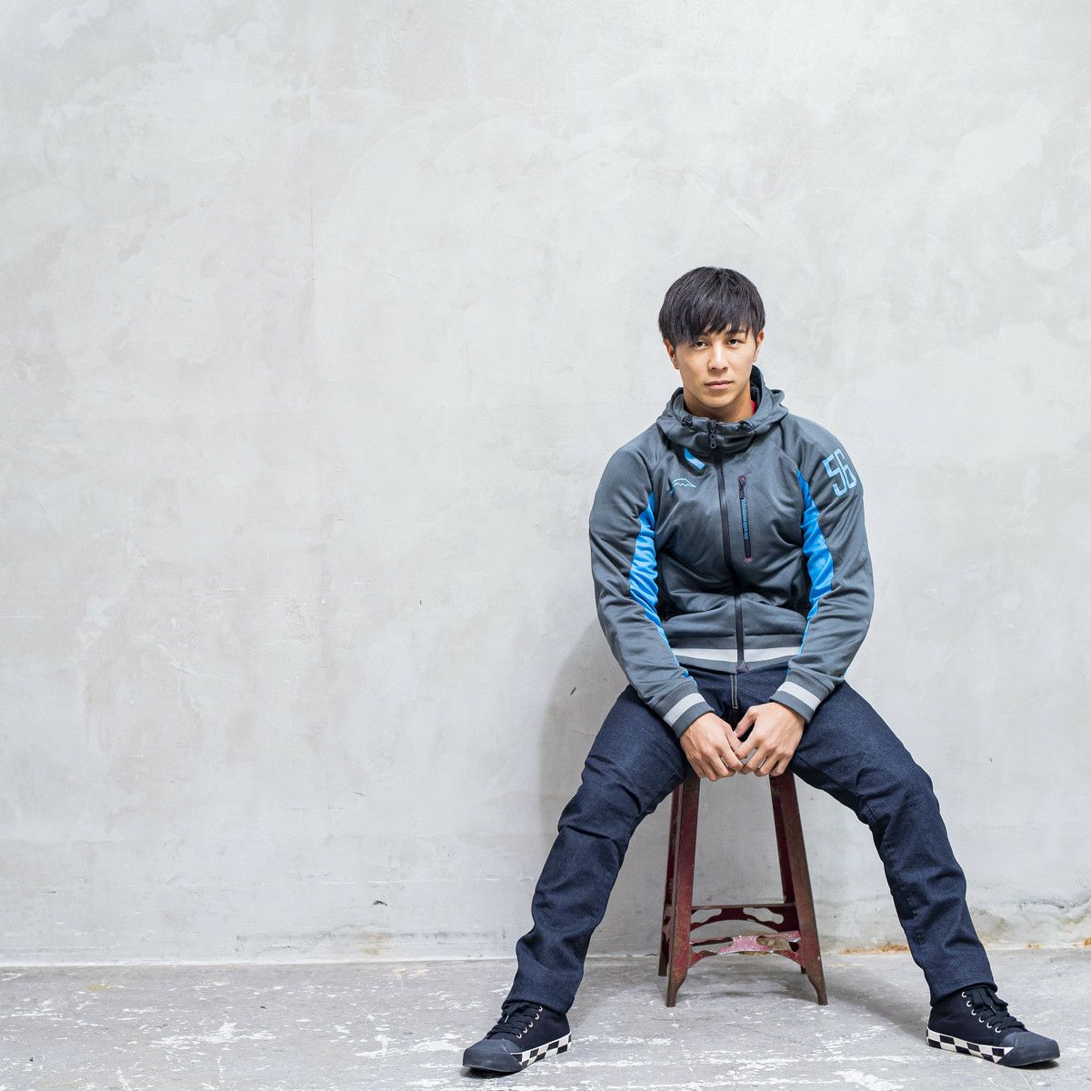 56design｜カプチーノ KF2｜ファブリック｜チャコールグレー×ターコイズ｜モデル着用