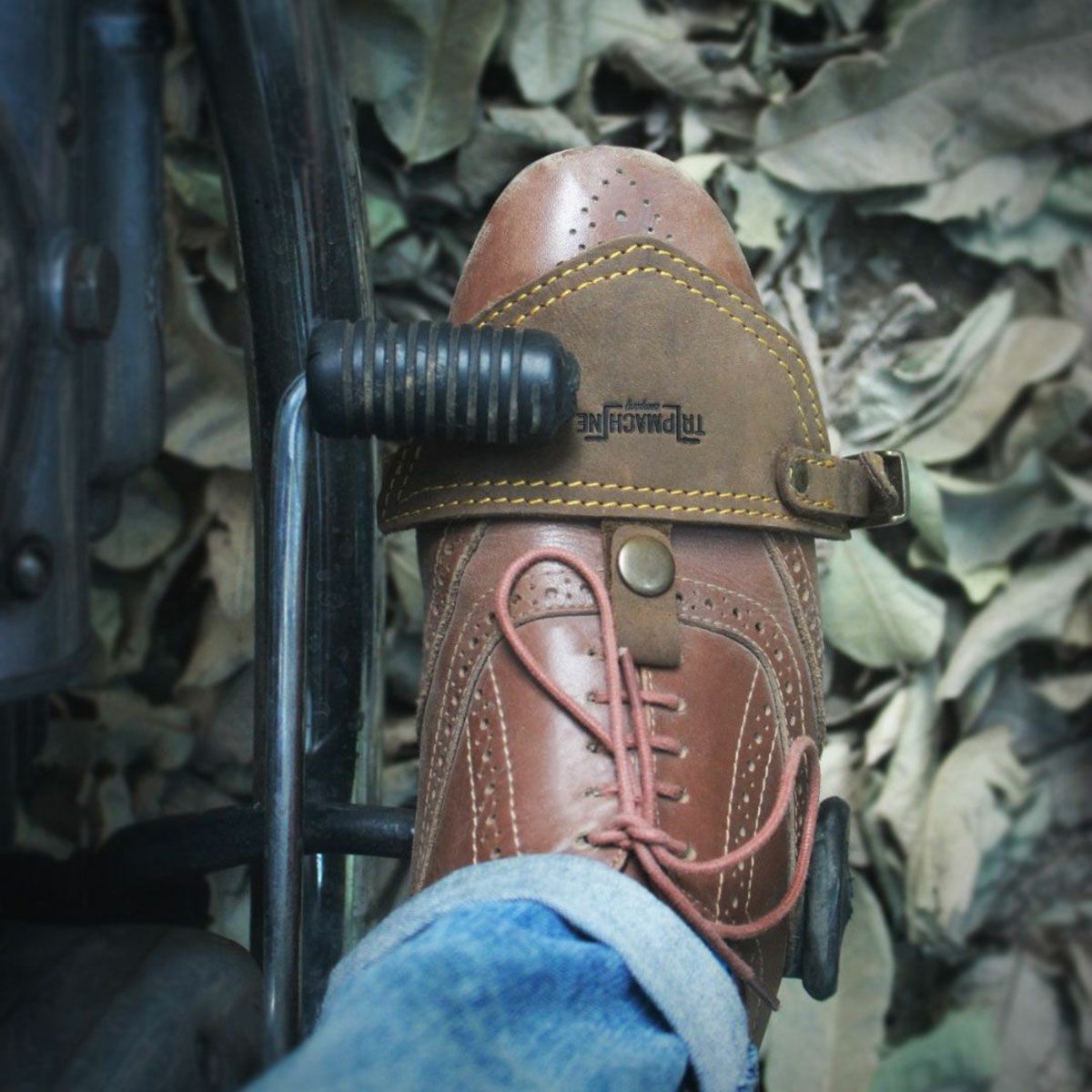 Trip Machine｜シュー プロテクター クラシック （右足用）｜シュープロテクター｜タバコブラウン｜モデル着用