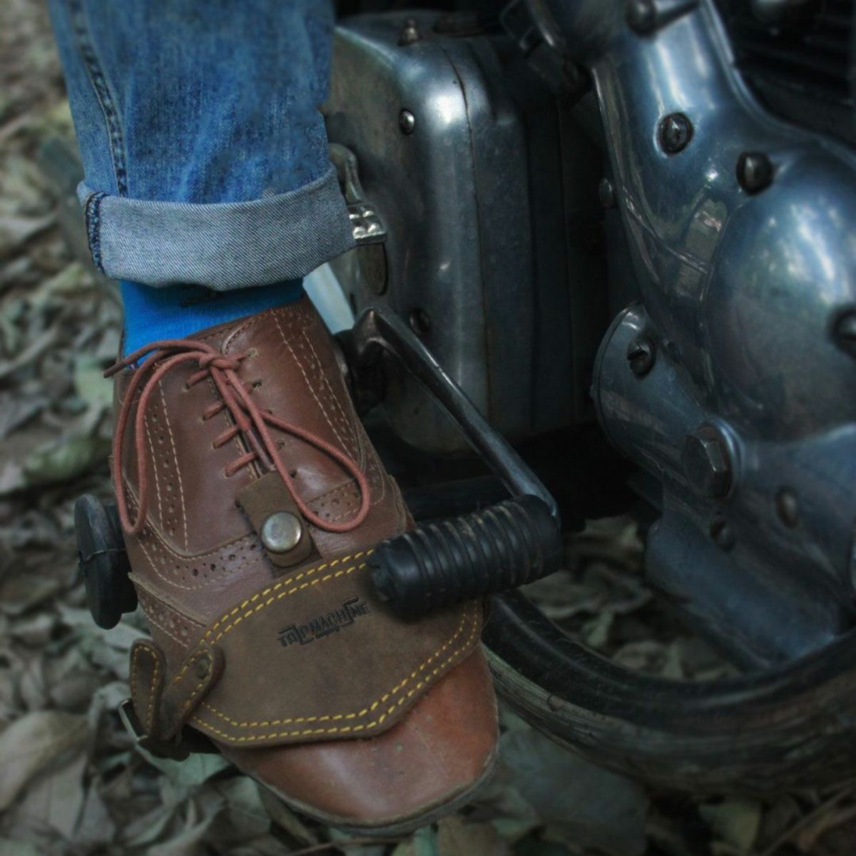 Trip Machine｜シュー プロテクター クラシック （右足用）｜シュープロテクター｜タバコブラウン｜モデル着用