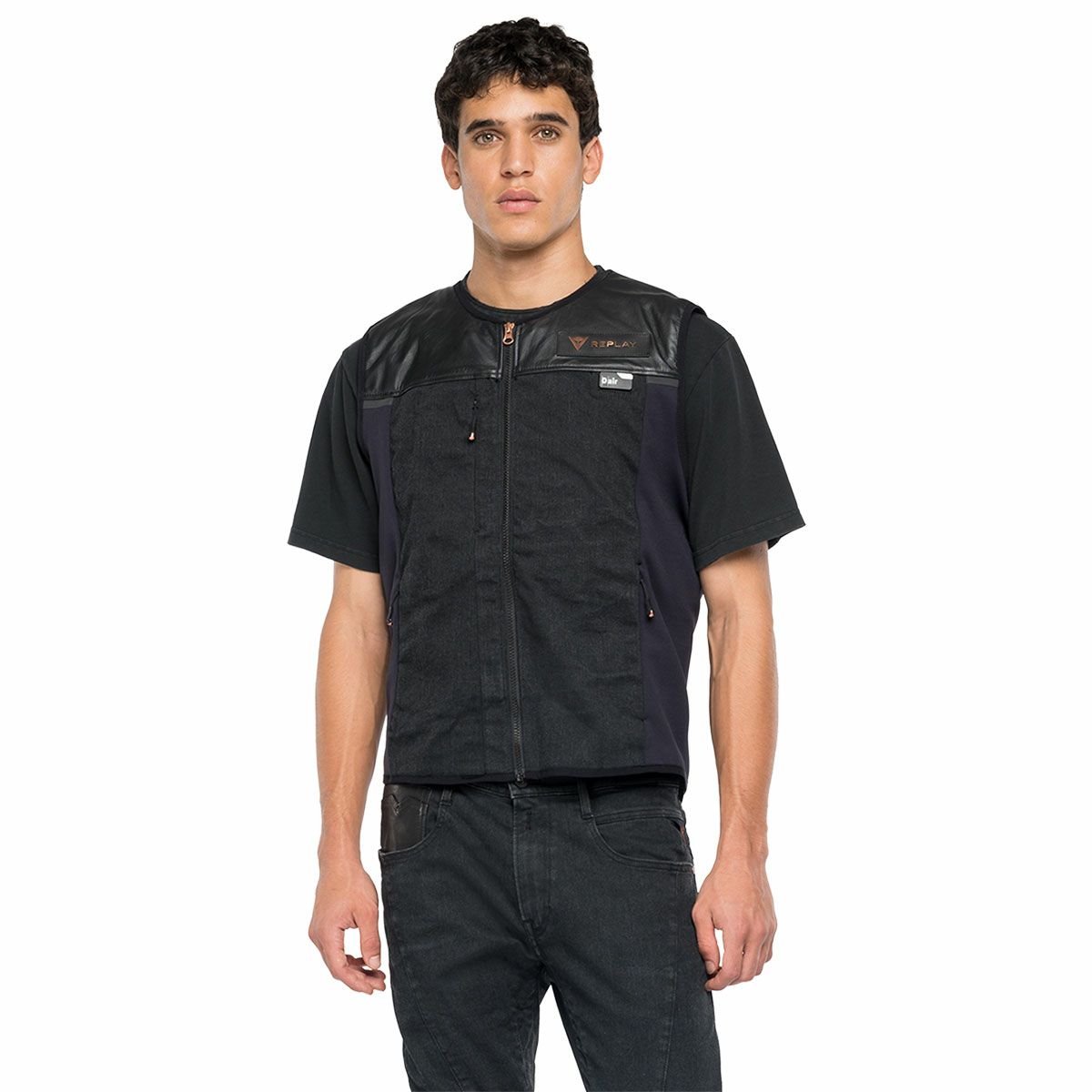 Replay｜REPLAY×DAINESE D-air ハイパーコーデュラスマートジャケット｜ベスト｜ブラック｜モデル着用