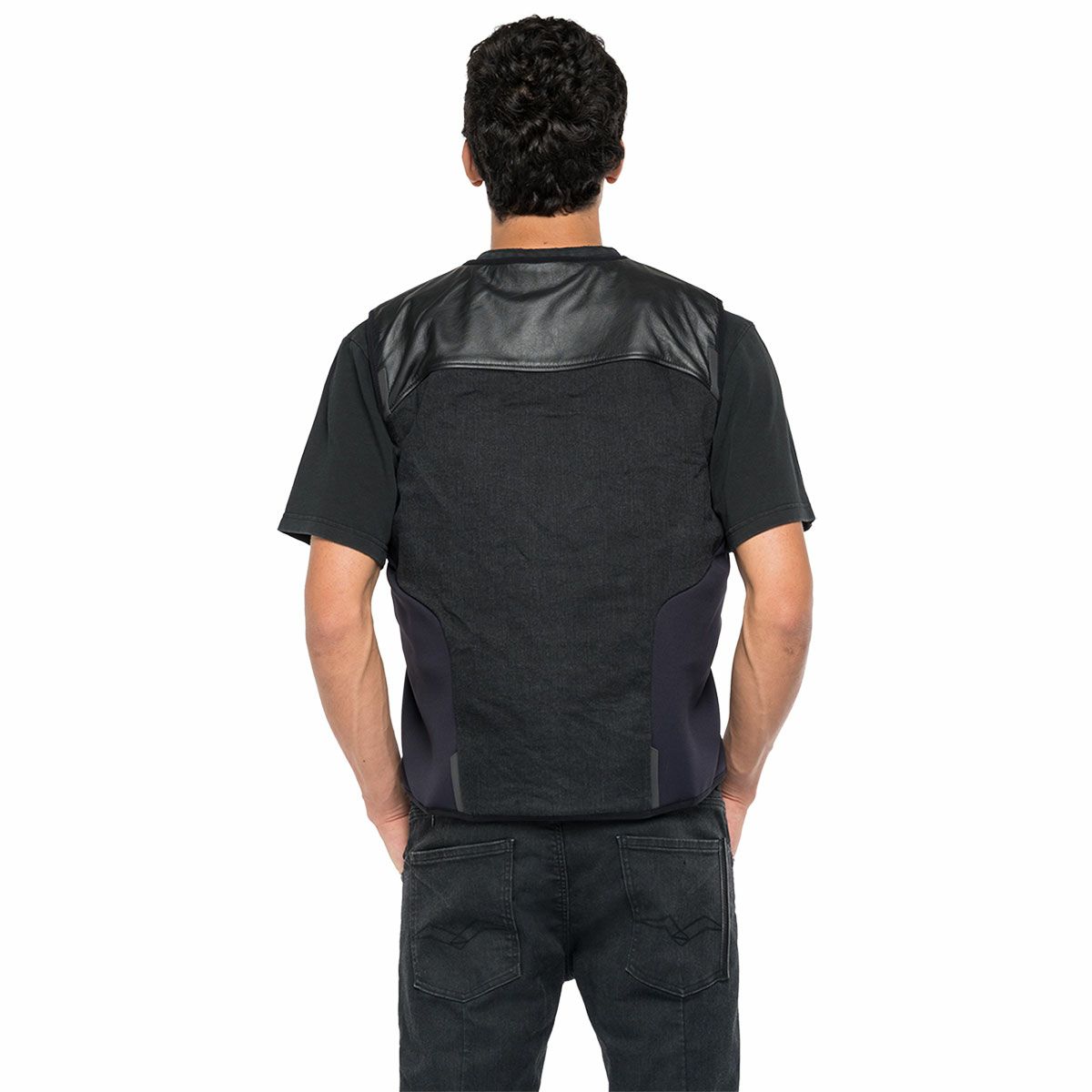 Replay｜REPLAY×DAINESE D-air ハイパーコーデュラスマートジャケット｜ベスト｜ブラック｜モデル着用