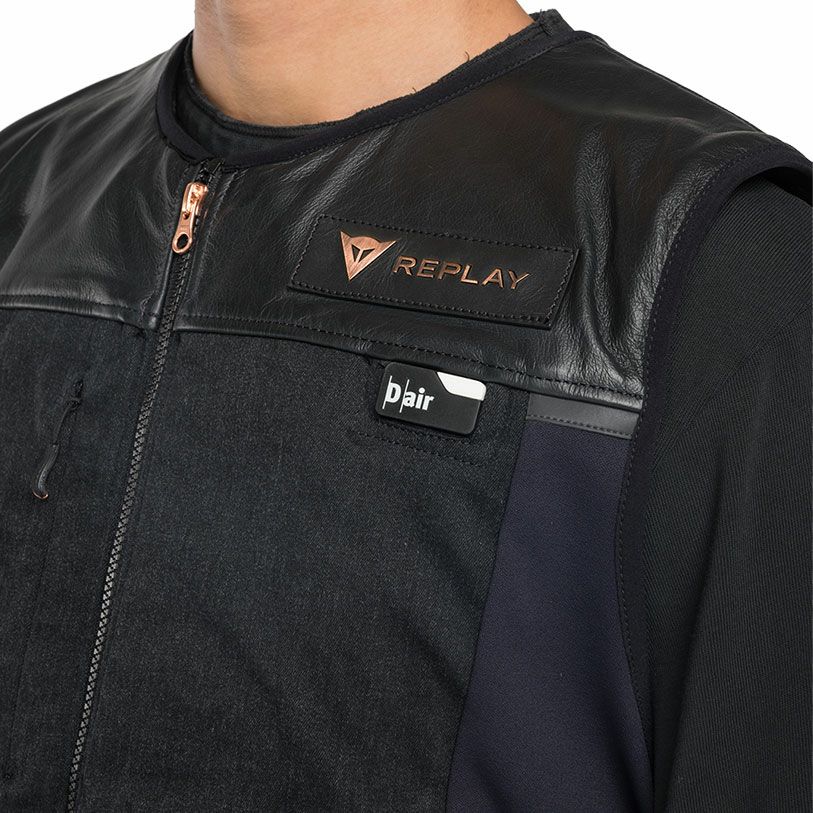 Replay｜REPLAY×DAINESE D-air ハイパーコーデュラスマートジャケット｜ベスト｜ブラック｜モデル着用