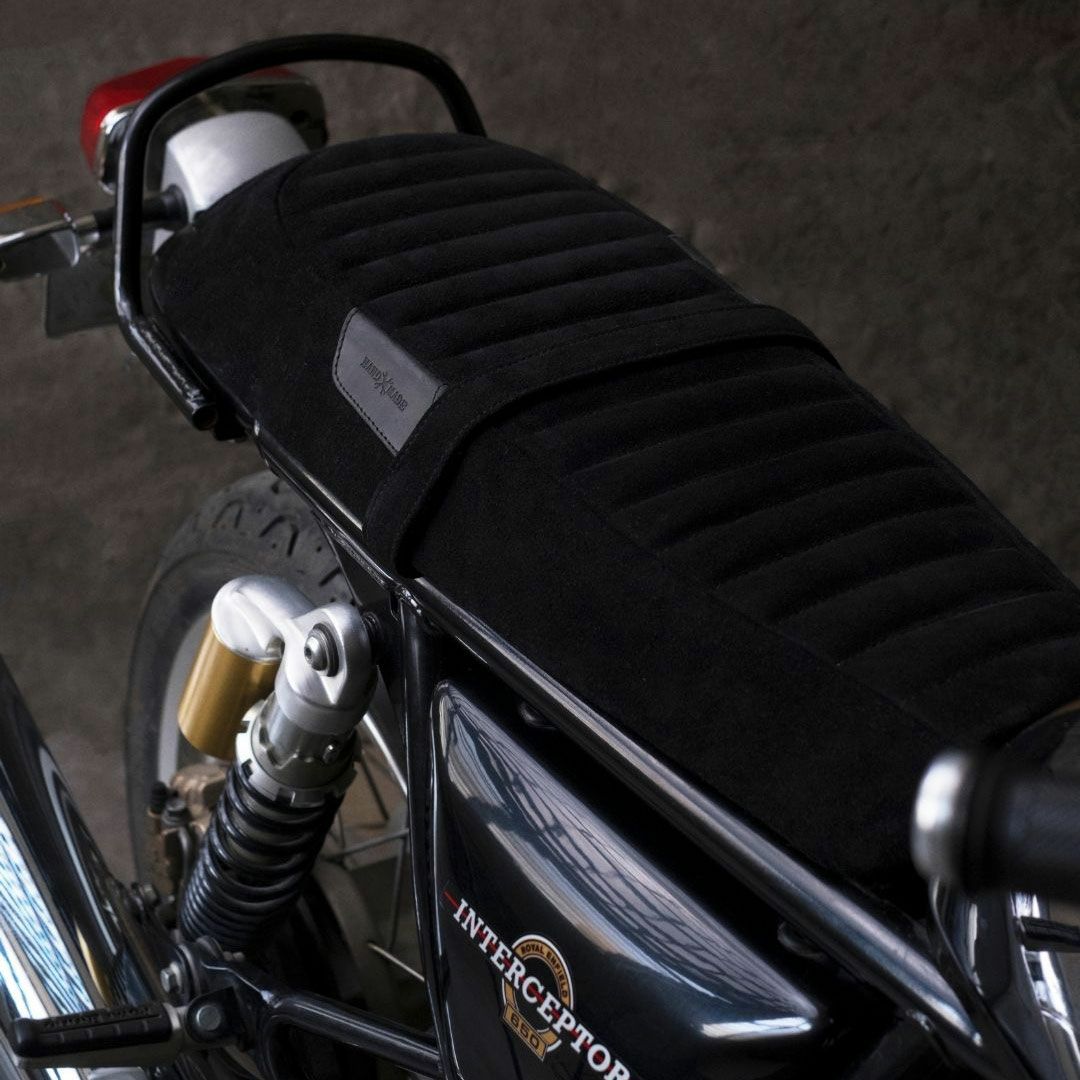 Trip Machine｜スエード ツーリング シート for ロイヤル・エンフィールド インターセプター650 / GT650｜その他雑貨｜ブラック｜使用イメージ