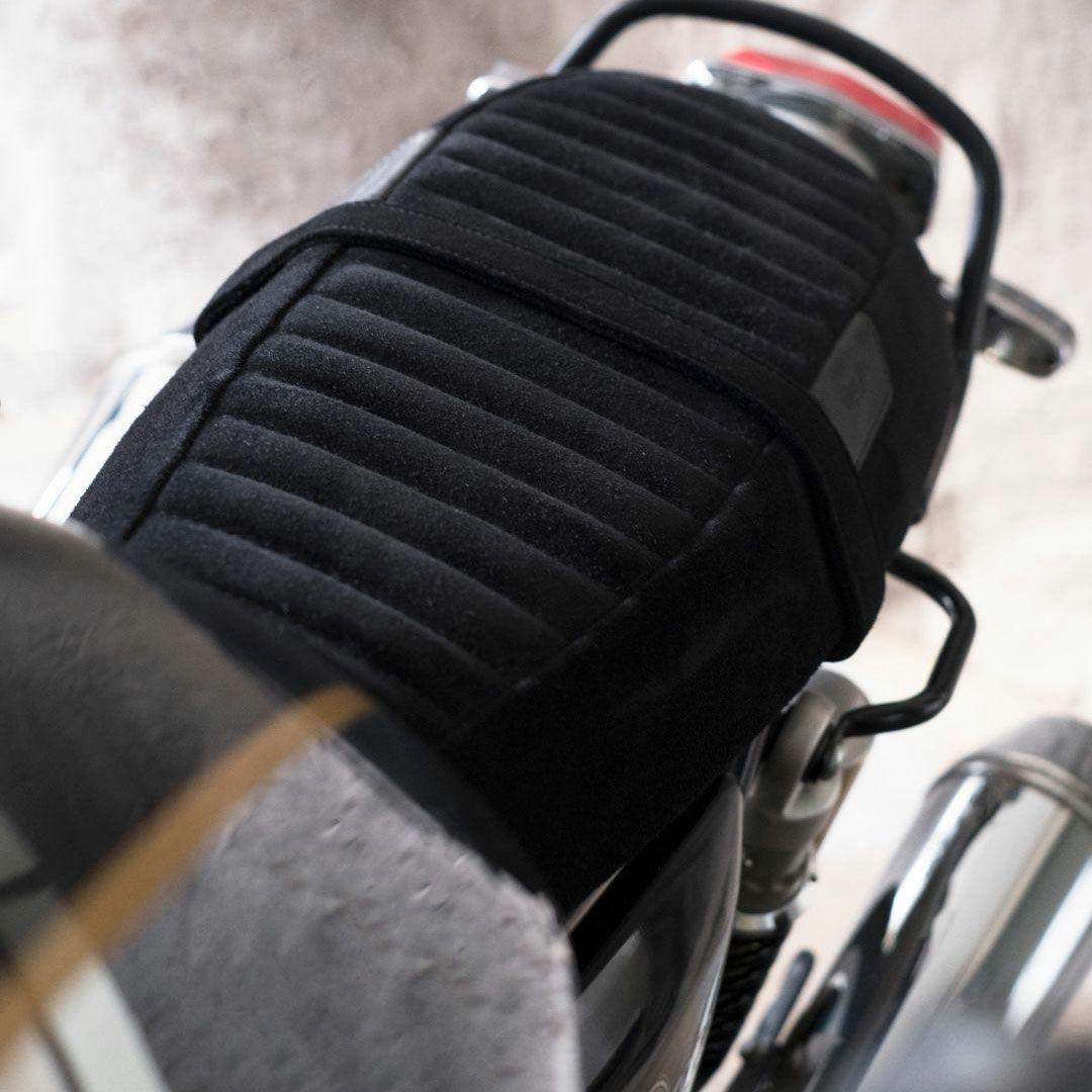 Trip Machine｜スエード ツーリング シート for ロイヤル・エンフィールド インターセプター650 / GT650｜その他雑貨｜ブラック｜使用イメージ