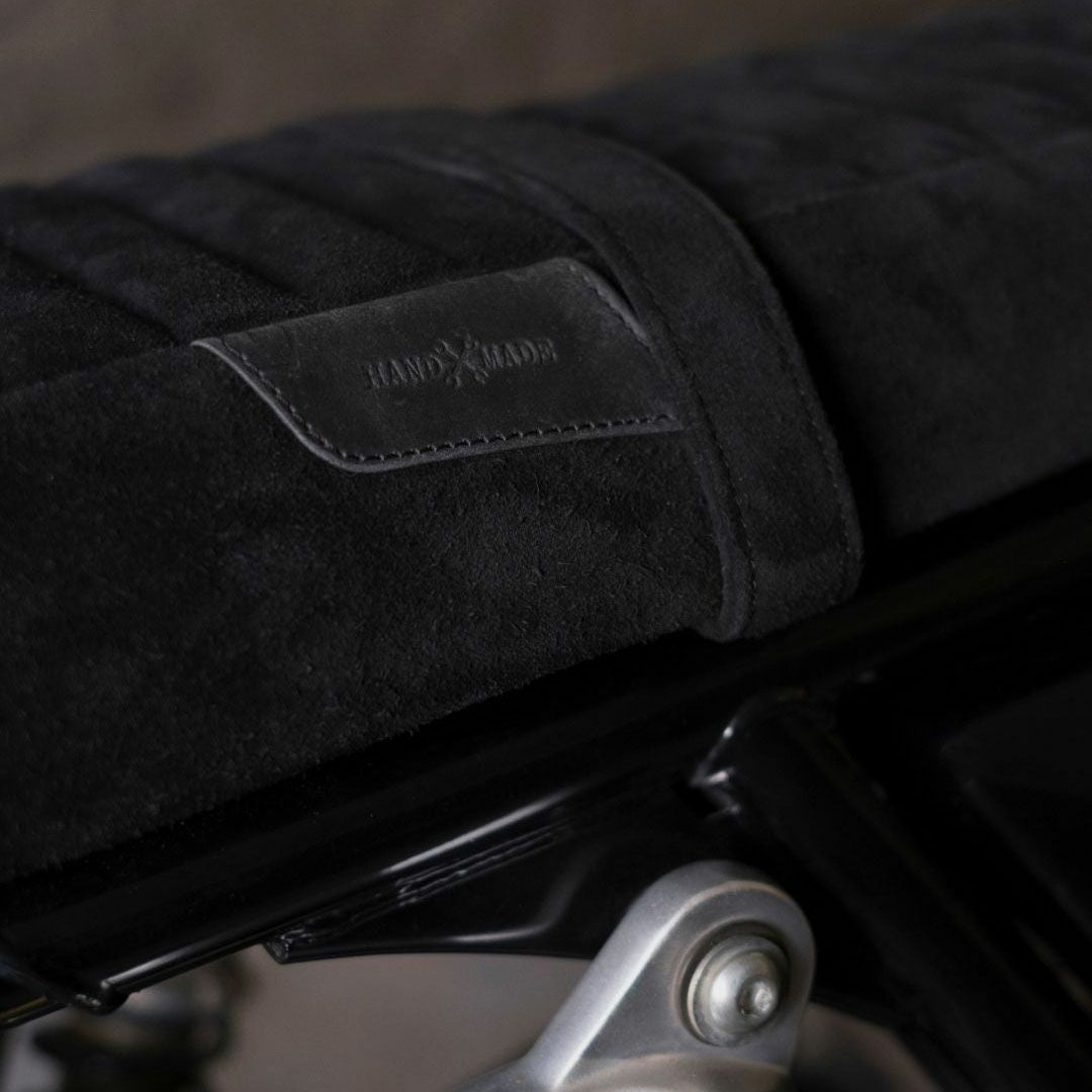 Trip Machine｜スエード ツーリング シート for ロイヤル・エンフィールド インターセプター650 / GT650｜その他雑貨｜ブラック｜使用イメージ
