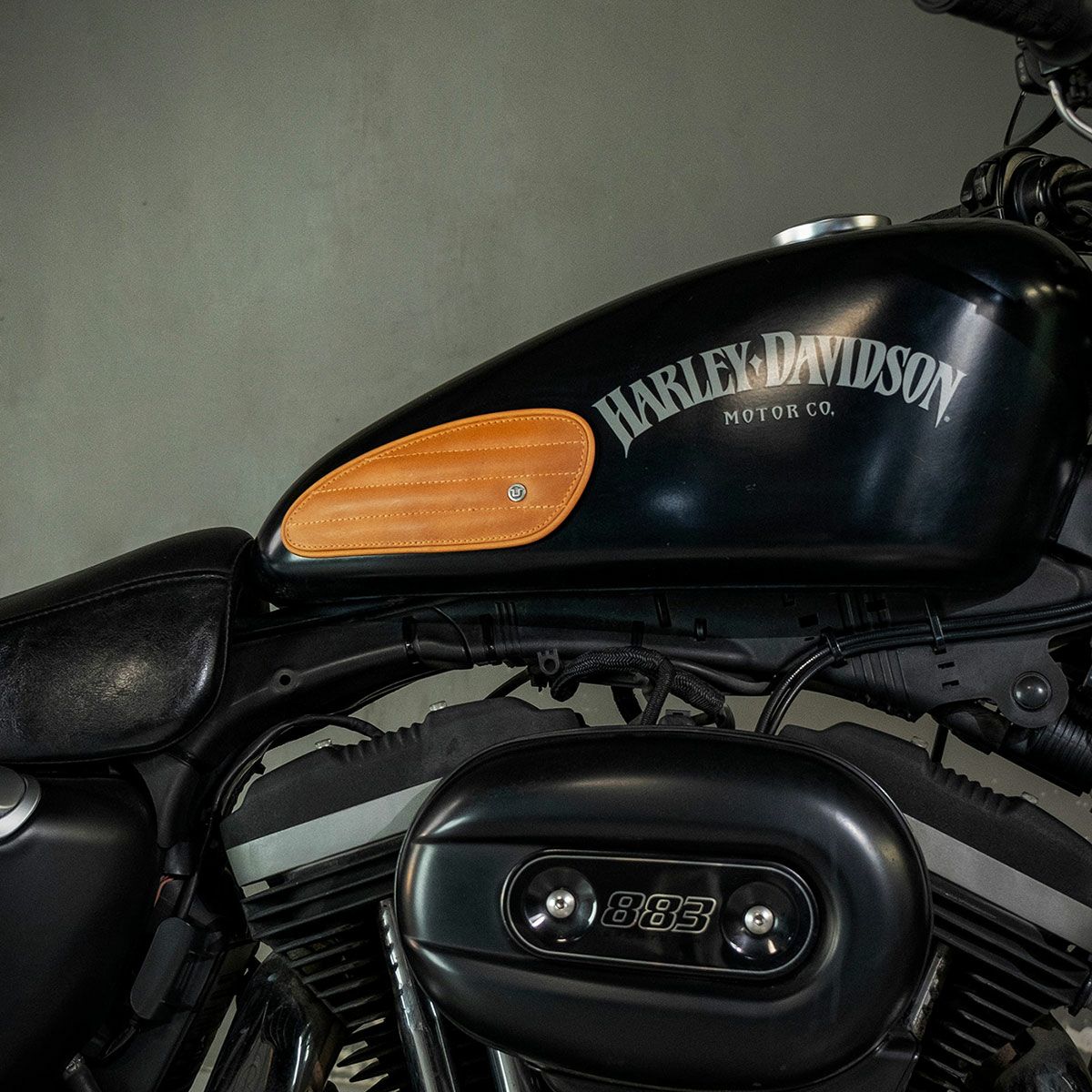 Trip Machine｜タンクパッド ミニ レザー クラシック ストライプ｜その他雑貨｜ヴィンテージタン｜使用イメージ