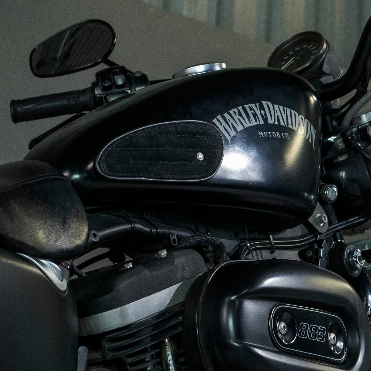 Trip Machine｜タンクパッド ミニ スエード クラシック ストライプ｜その他雑貨｜ブラックTrip Machine｜タンクパッド ミニ スエード クラシック ストライプ｜その他雑貨｜ブラック｜使用イメージ