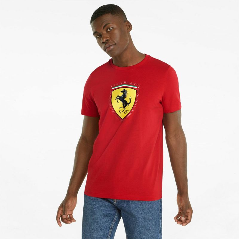 Ferrari｜スクーデリア・フェラーリ レース カラー シールド Tシャツ｜レッド｜モデル着用