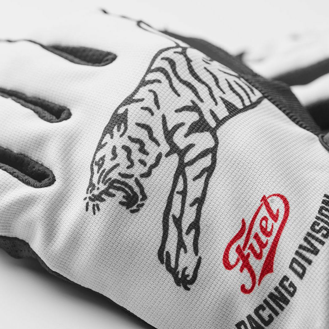 Fuel Motorcycles｜レーシング ディヴィジョン グローブ｜サマー｜ホワイト×ブラック｜モデル着用