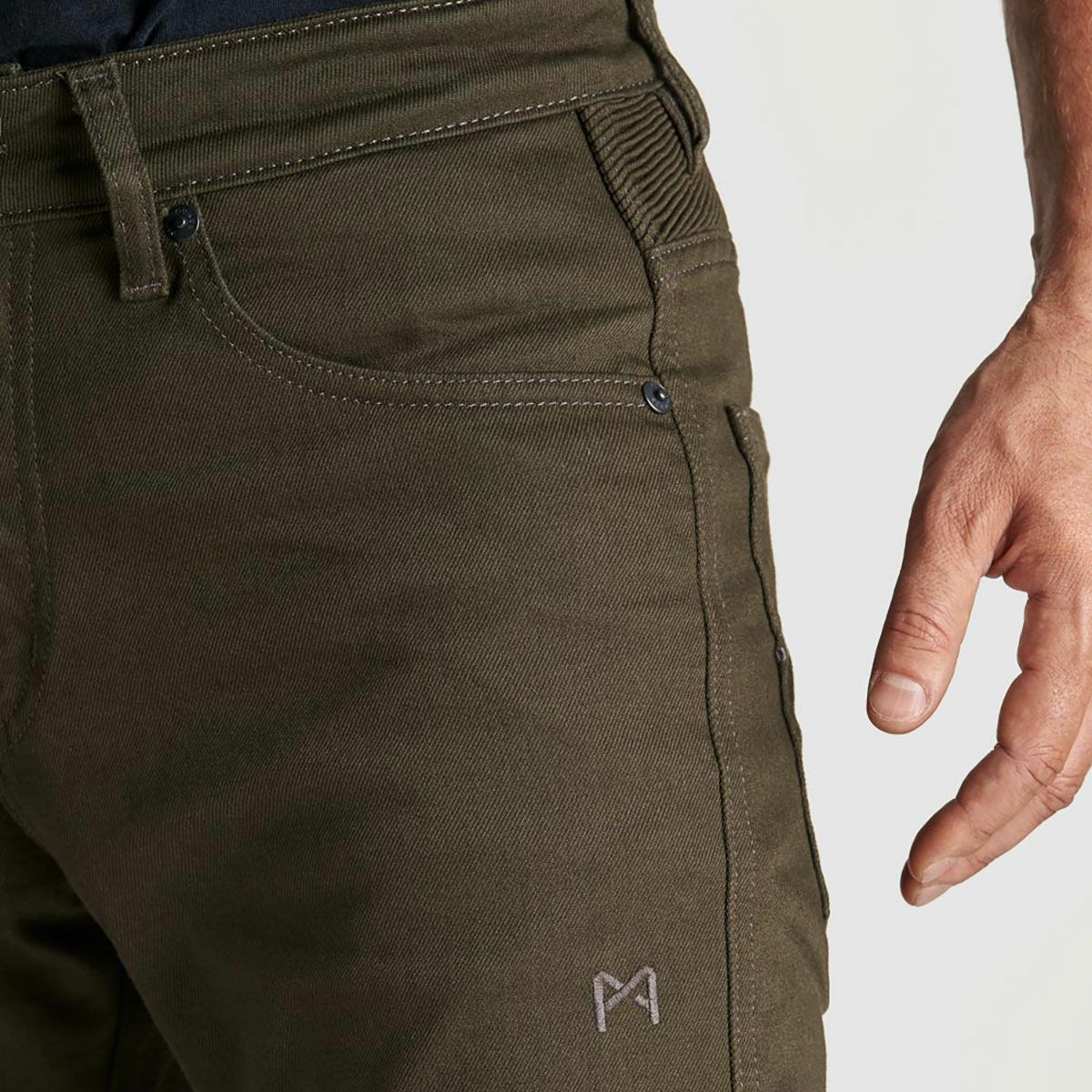 PANDO MOTO｜カール コア 01｜デニム｜カーキ｜モデル着用