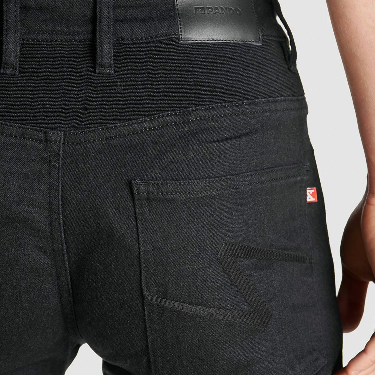 PANDO MOTO｜カール コア 02｜デニム｜ブラック｜モデル着用