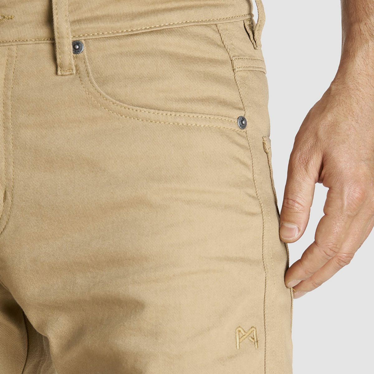PANDO MOTO｜ロビー コア 03｜チノ・カーゴ｜サンド｜モデル着用