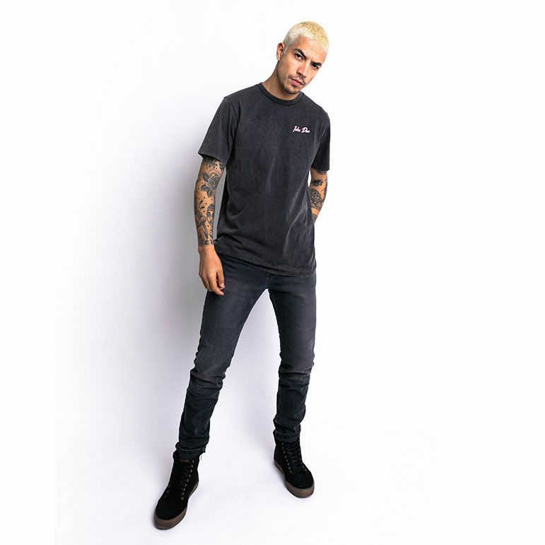 John Doe｜”ファスト タイム” Tシャツ｜ブラック｜モデル着用