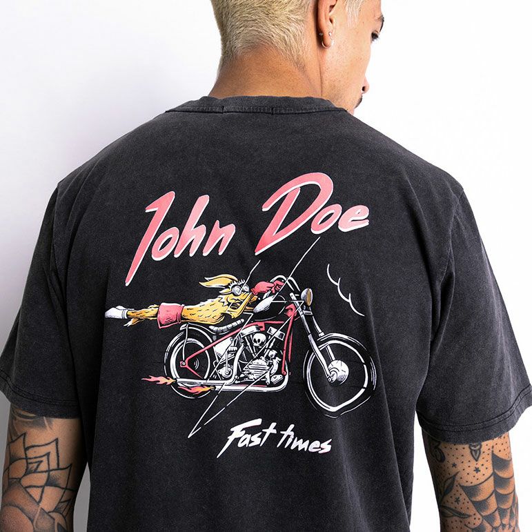 John Doe｜”ファスト タイム” Tシャツ｜ブラック｜モデル着用
