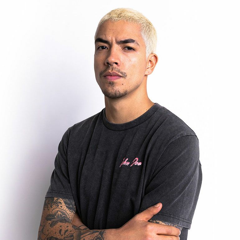 John Doe｜”ファスト タイム” Tシャツ｜ブラック｜モデル着用