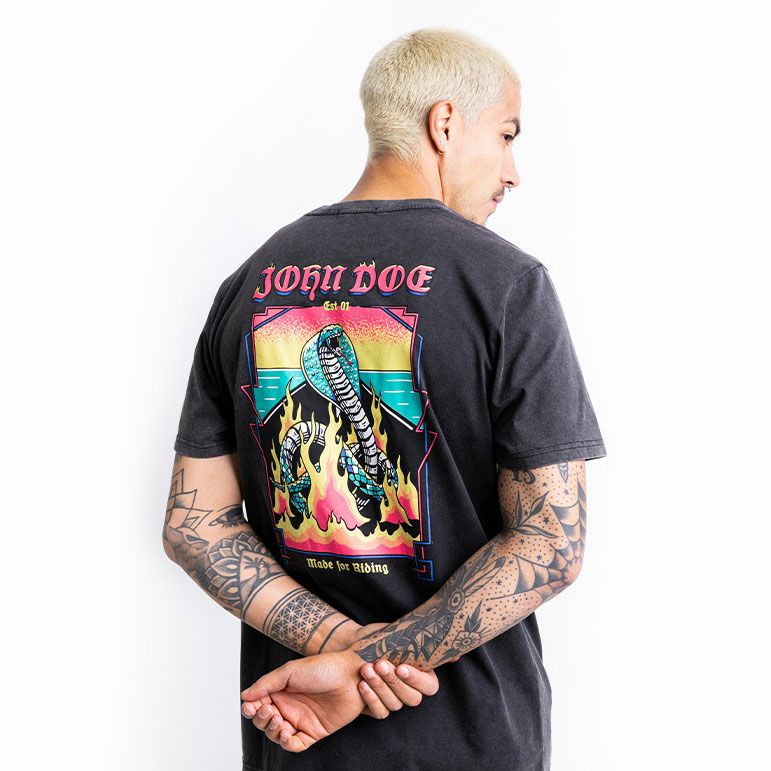 John Doe｜”スネークオンファイア” Tシャツ｜｜モデル着用