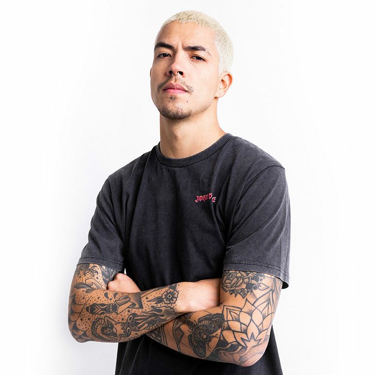 John Doe｜”スネークオンファイア” Tシャツ｜｜モデル着用