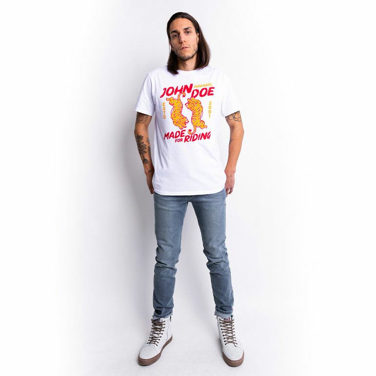 John Doe｜”タイガー I” Tシャツ｜ホワイト｜モデル着用