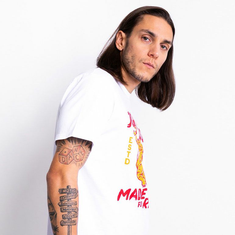 John Doe｜”タイガー I” Tシャツ｜ホワイト｜モデル着用