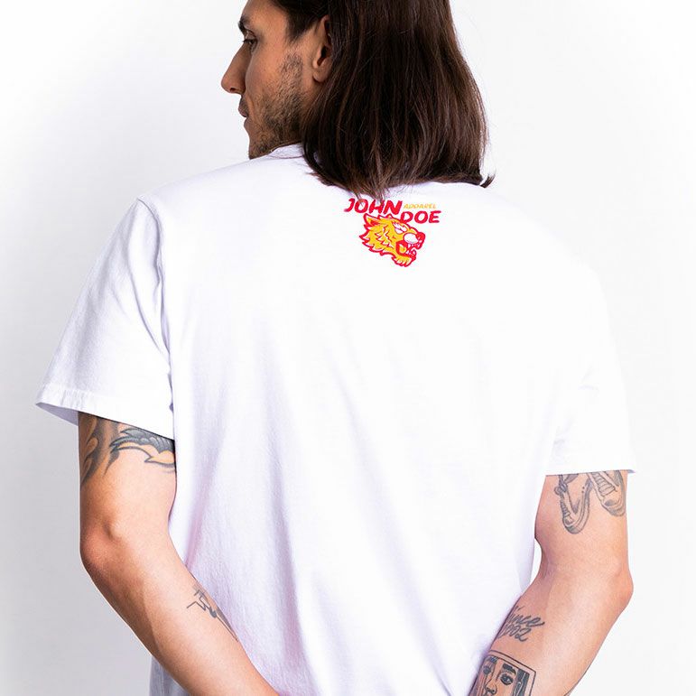 John Doe｜”タイガー I” Tシャツ｜ホワイト｜モデル着用