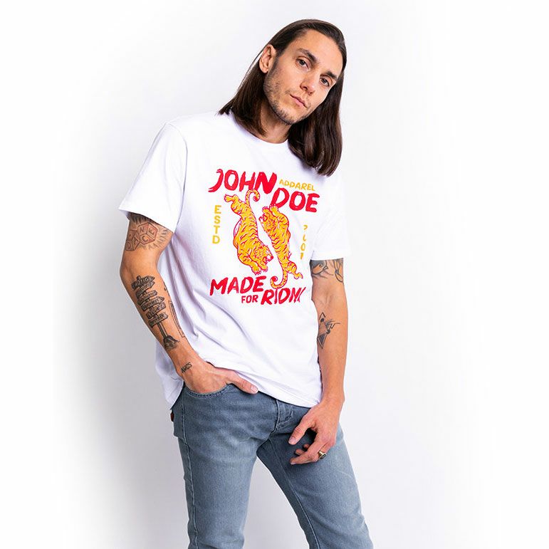 John Doe｜”タイガー I” Tシャツ｜ホワイト｜モデル着用