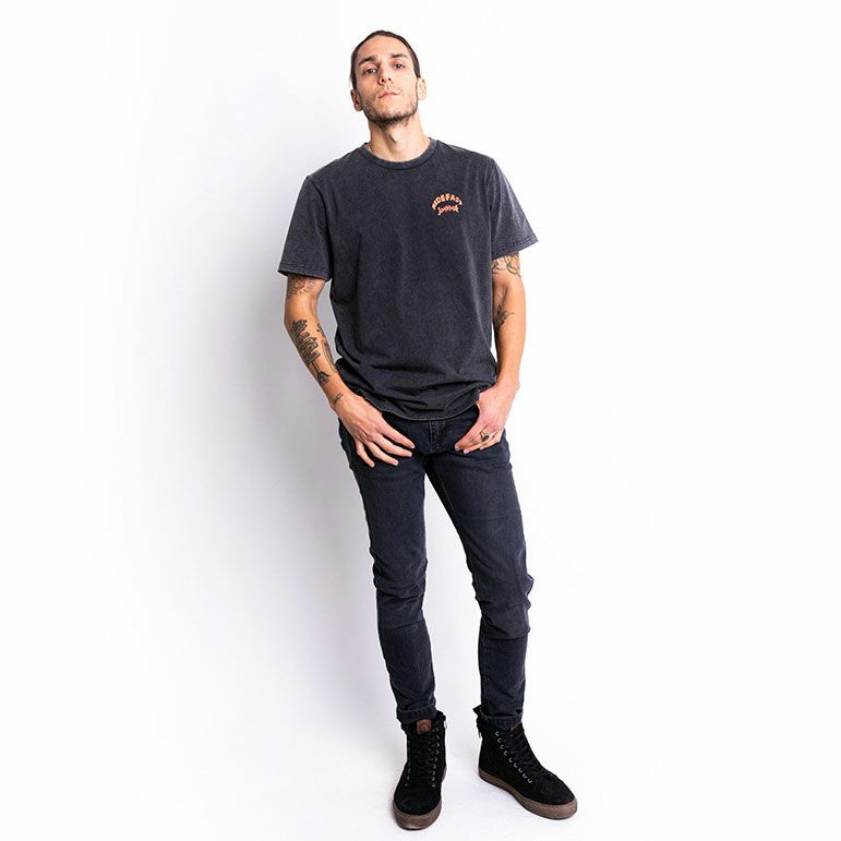 John Doe｜”ライオン” Tシャツ｜ブラック｜モデル着用