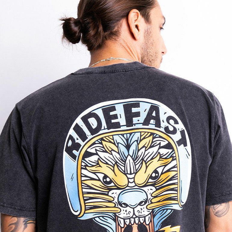 John Doe｜”ライオン” Tシャツ｜ブラック｜モデル着用