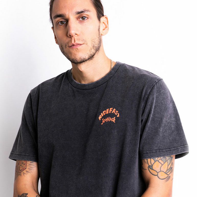 John Doe｜”ライオン” Tシャツ｜ブラック｜モデル着用