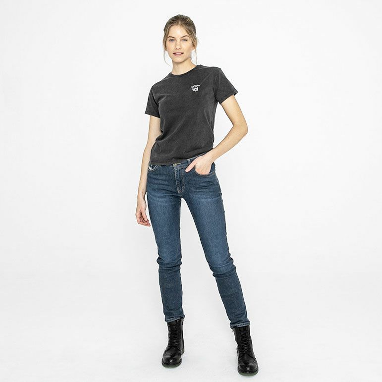 John Doe｜”ライブ ファスト スカル” Tシャツ ウーマン｜ブラック｜モデル着用