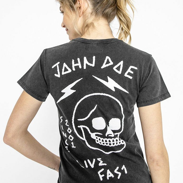 John Doe｜”ライブ ファスト スカル” Tシャツ ウーマン｜ブラック｜モデル着用