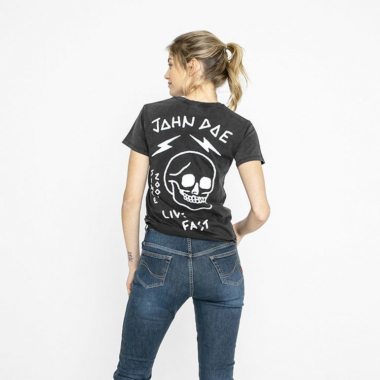 John Doe｜”ライブ ファスト スカル” Tシャツ ウーマン｜ブラック｜モデル着用