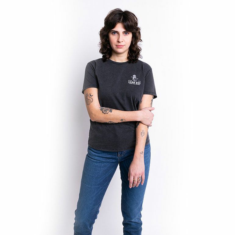 John Doe｜”ローズ” Tシャツ ウーマン｜ブラック｜モデル着用
