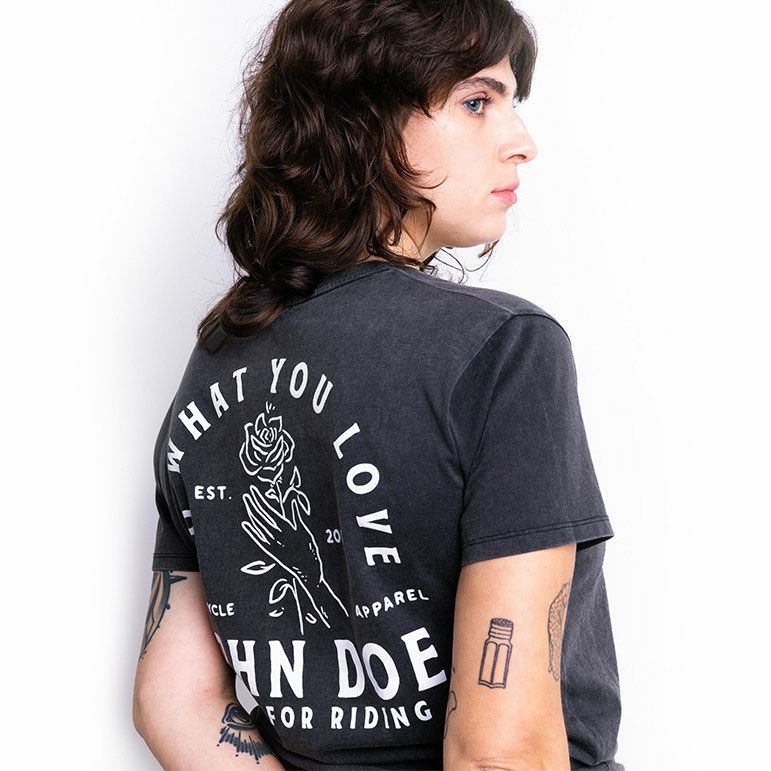 John Doe｜”ローズ” Tシャツ ウーマン｜ブラック｜モデル着用