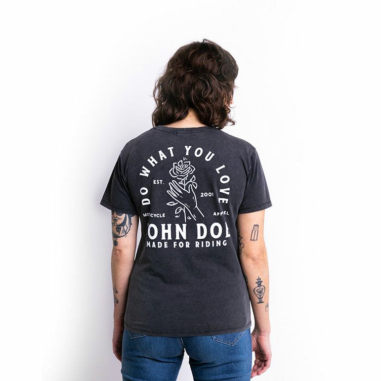John Doe｜”ローズ” Tシャツ ウーマン｜ブラック｜モデル着用